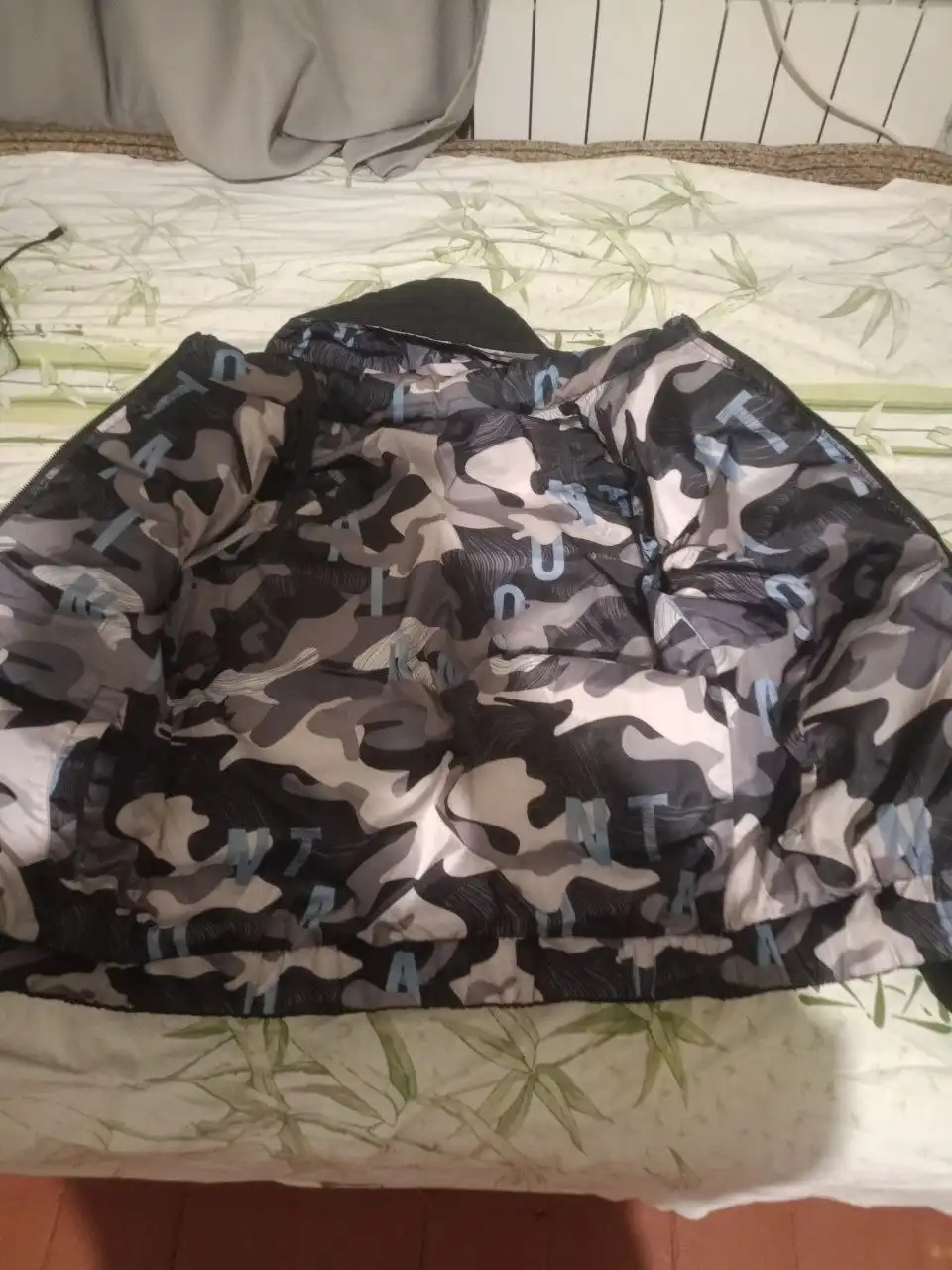 Продается мужская двусторонняя куртка размер M - Куртки (Одежда) в Самара