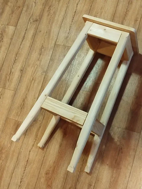 Высокая табуретка ручной работы из сосны - Медикаменты в Самара