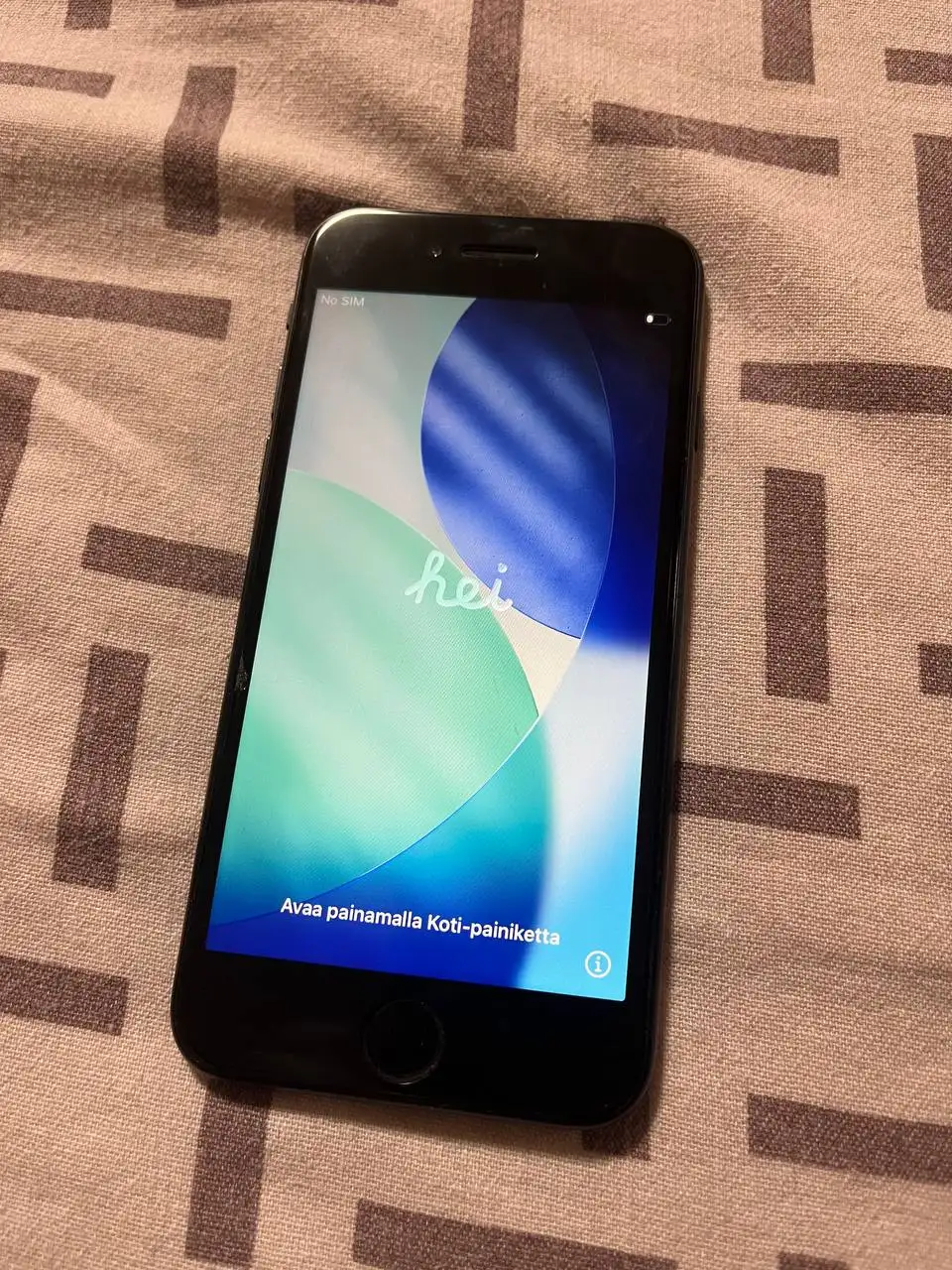 iPhone SE 2020 64GB с чехлами - Смартфоны (Электроника) в Самара