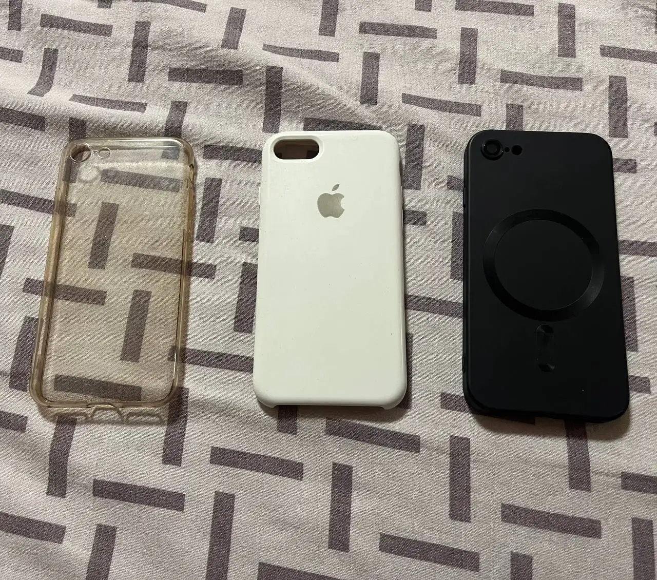 iPhone SE 2020 64GB с чехлами - Смартфоны (Электроника) в Самара