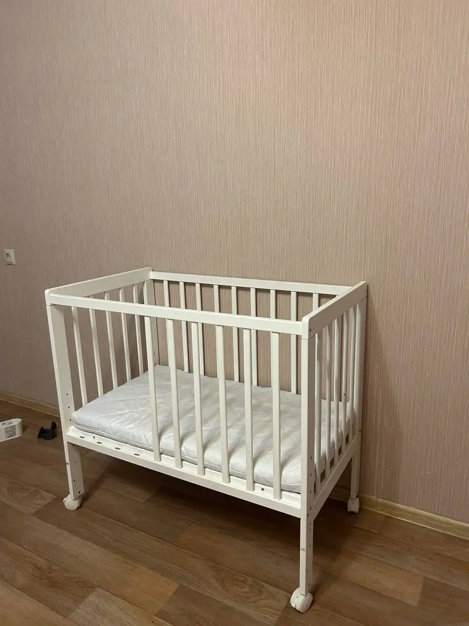 Продам детскую кроватку на колесиках с матрасом - Детская мебель (Товары для детей) в Самара