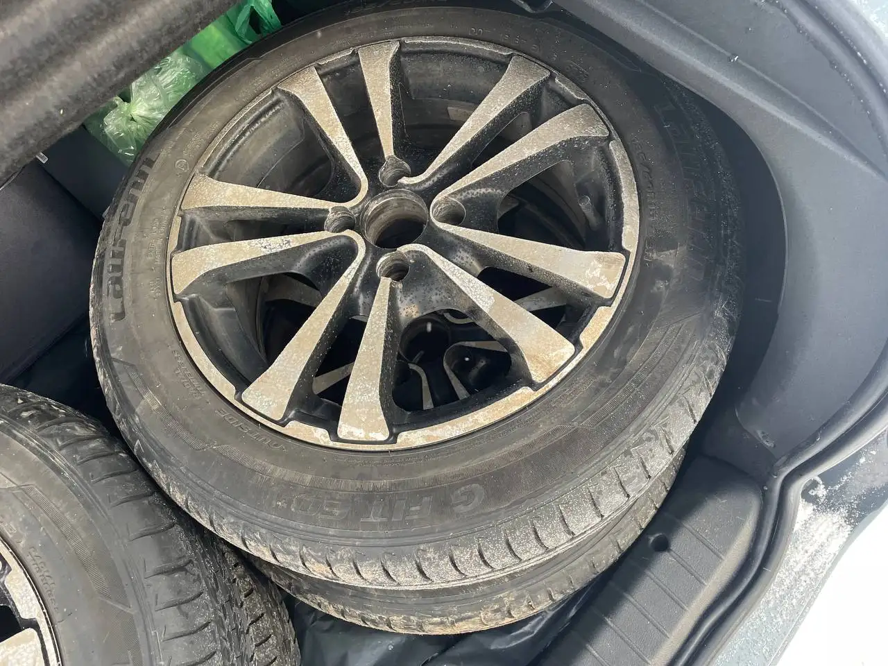 Продам комплект летней резины и литых дисков Laufenn 185/60r15 - Шины и диски (Запчасти) в Самара