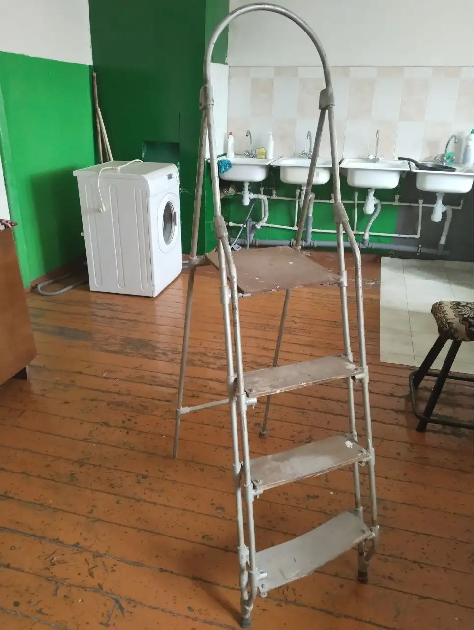 Продам стремянку с поврежденной нижней ступенькой - Стремянки/лестницы (Для дома и дачи) в Самара