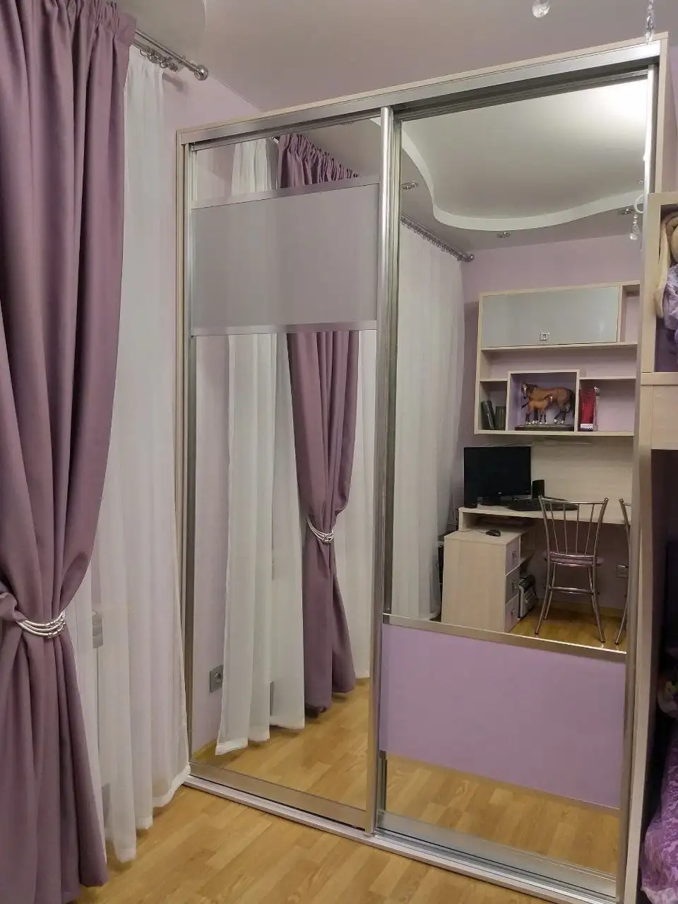 Шкаф купе зеркальный с лавандово-серыми вставками - Мебель (Для дома и дачи) в Гранный