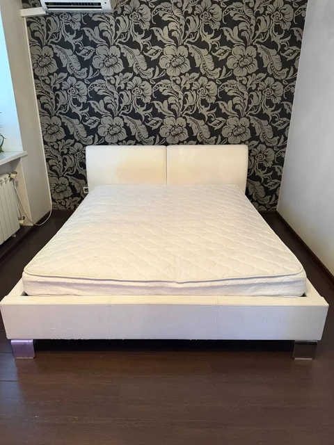 Продажа комплекта мебели: кровать с матрасом, шкаф, комод и зеркало - частное объявление в Самара