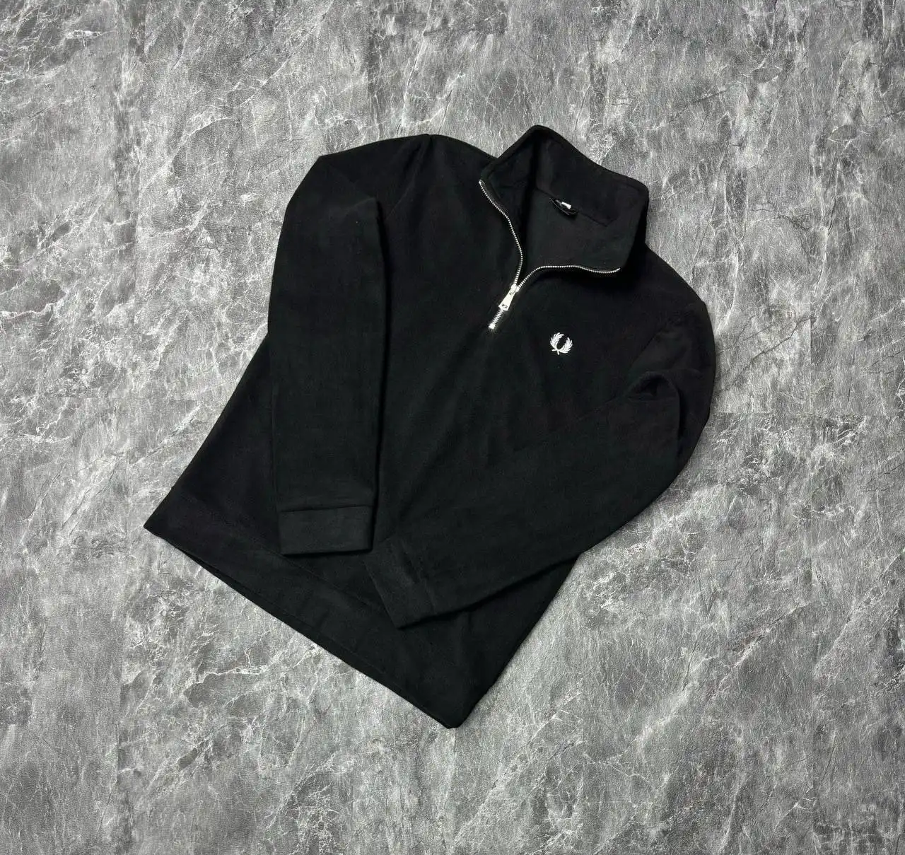 Продажа свитшотов, шапок и полузамков известных брендов