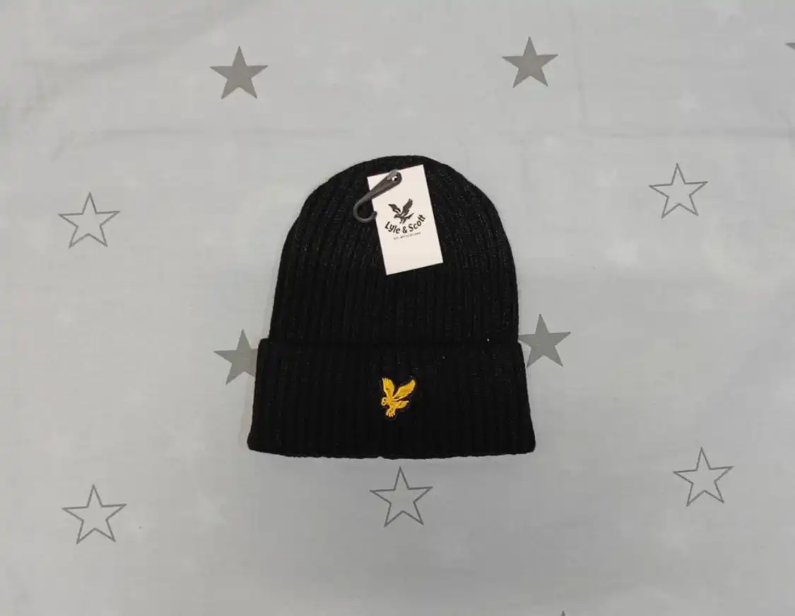 Продажа свитшотов, шапок и полузамков известных брендов