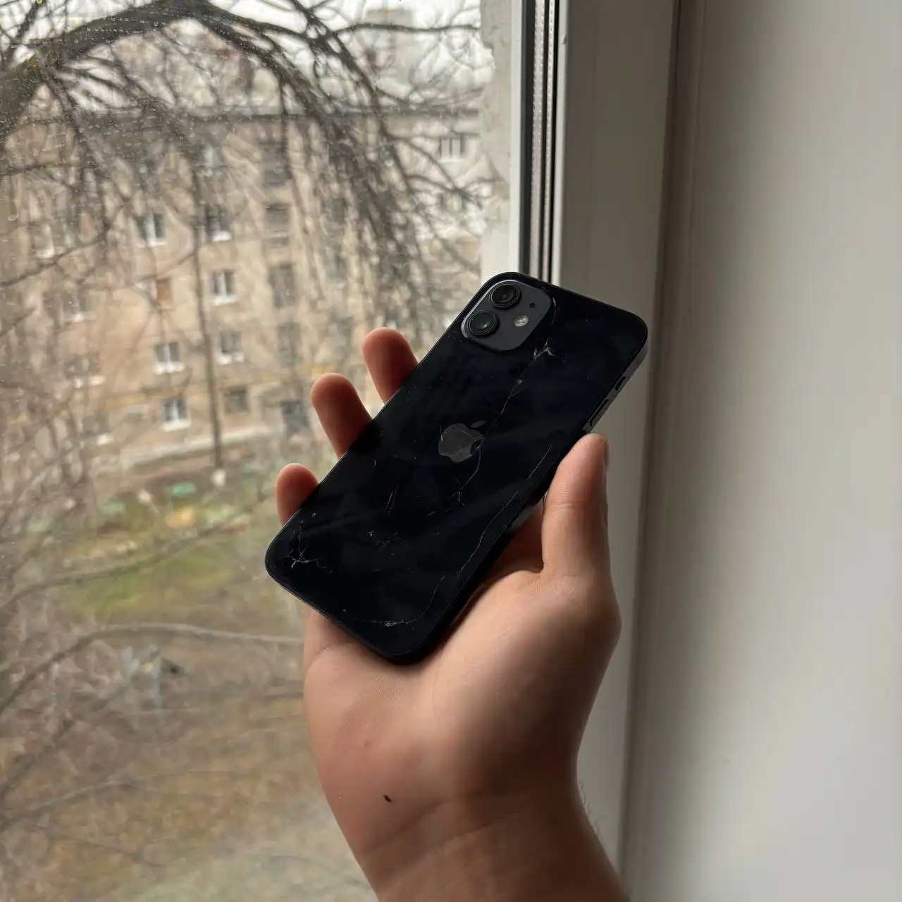iPhone 12 128GB с трещинами на задней крышке