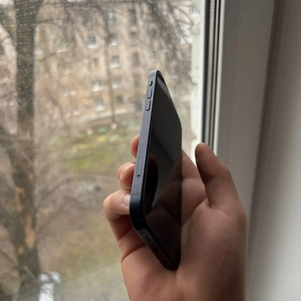 iPhone 12 128GB с трещинами на задней крышке