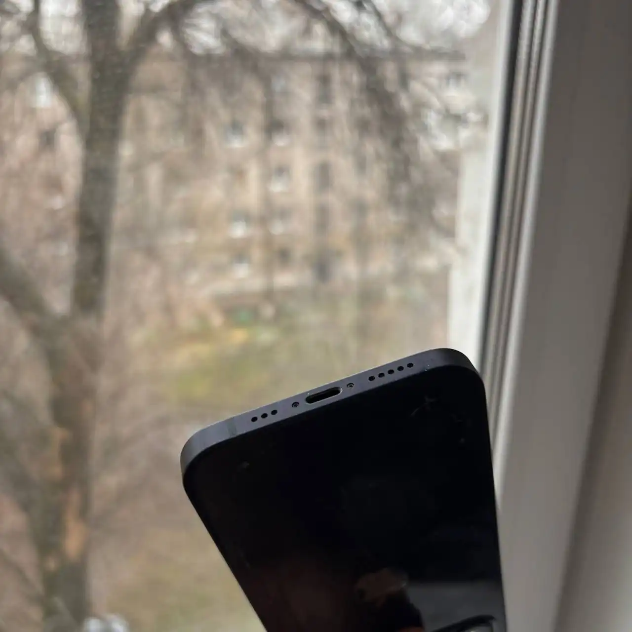 iPhone 12 128GB с трещинами на задней крышке