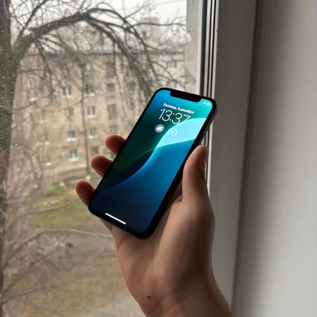 iPhone 12 128GB с трещинами на задней крышке - Электроника в Самара