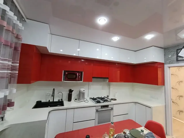 Яркая кухня с контрастом белого и красного глянца по индивидуальному проекту - Инструменты в Самара