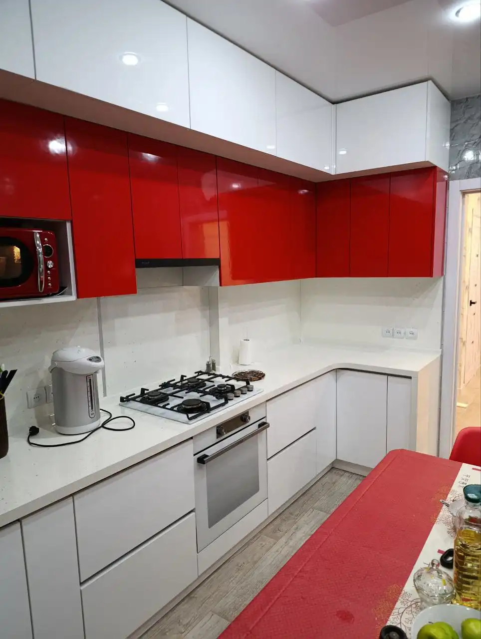 Яркая кухня с контрастом белого и красного глянца по индивидуальному проекту