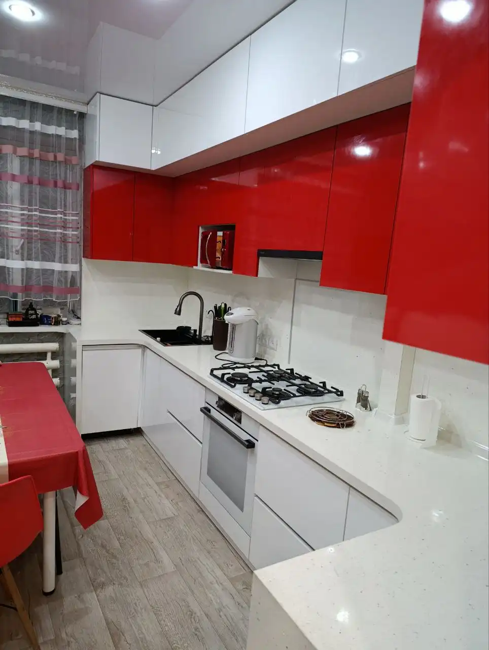 Яркая кухня с контрастом белого и красного глянца по индивидуальному проекту