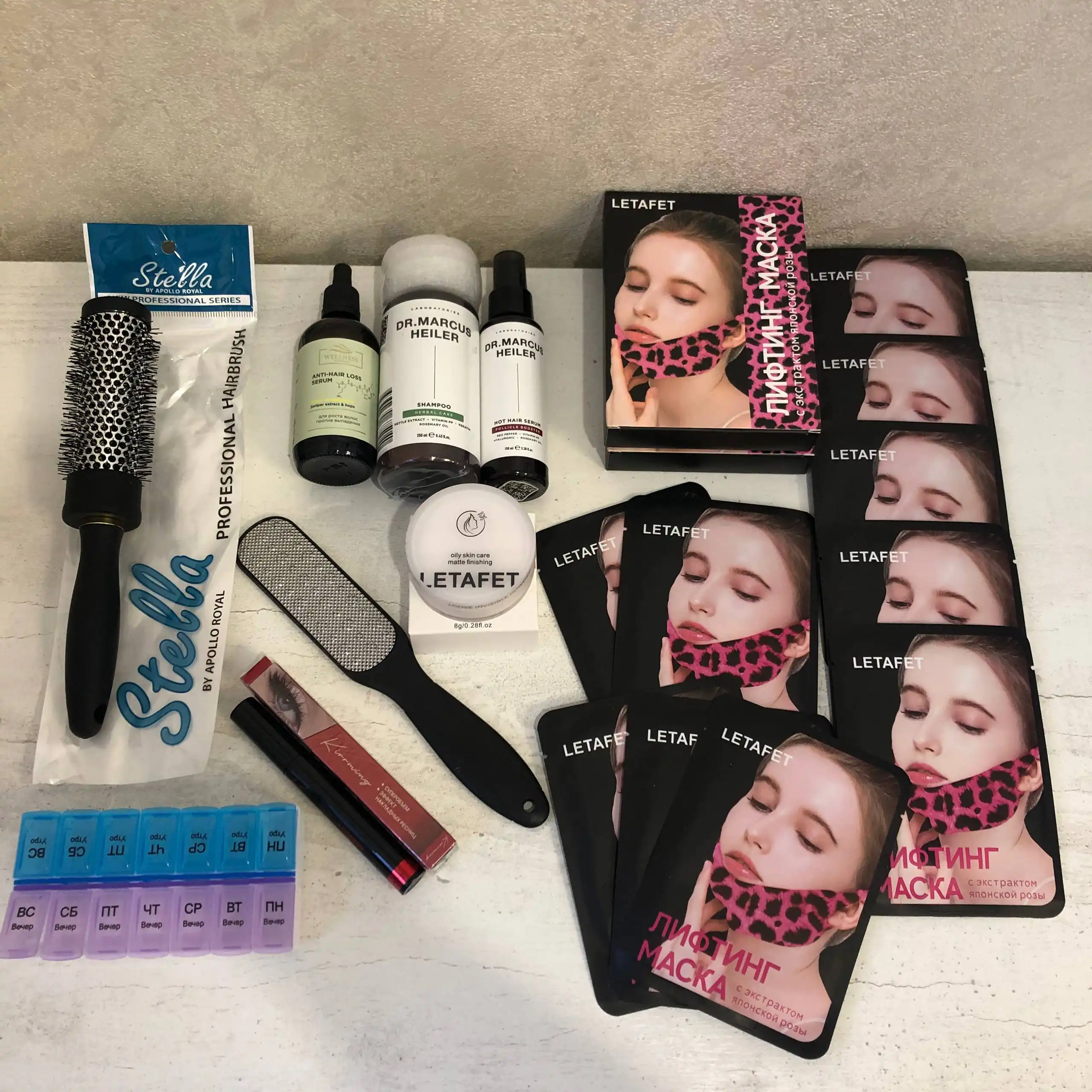 Набор новых уходовых средств для волос и косметики
