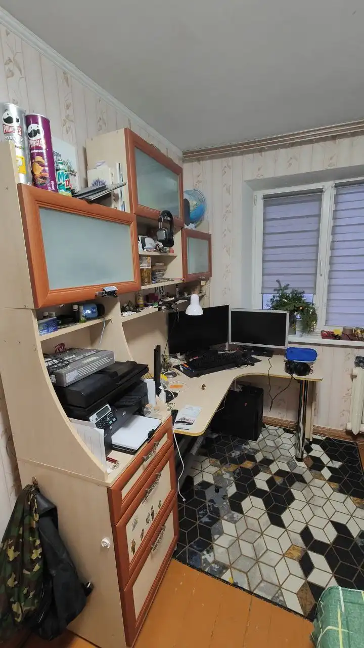 Продажа бежевого треугольного компьютерного стола из ДСП