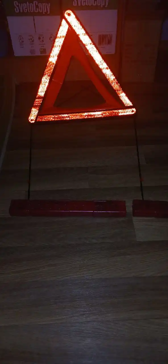 Продажа наушников, аварийного знака и крышки топливного бака от BMW M3