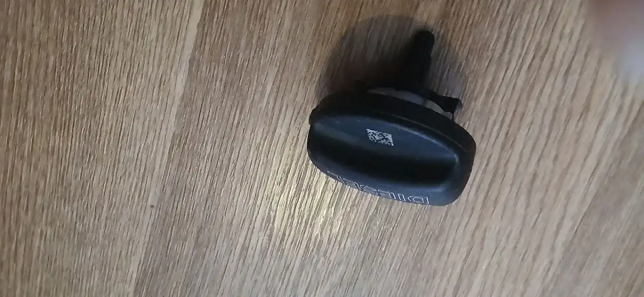 Продажа наушников, аварийного знака и крышки топливного бака от BMW M3