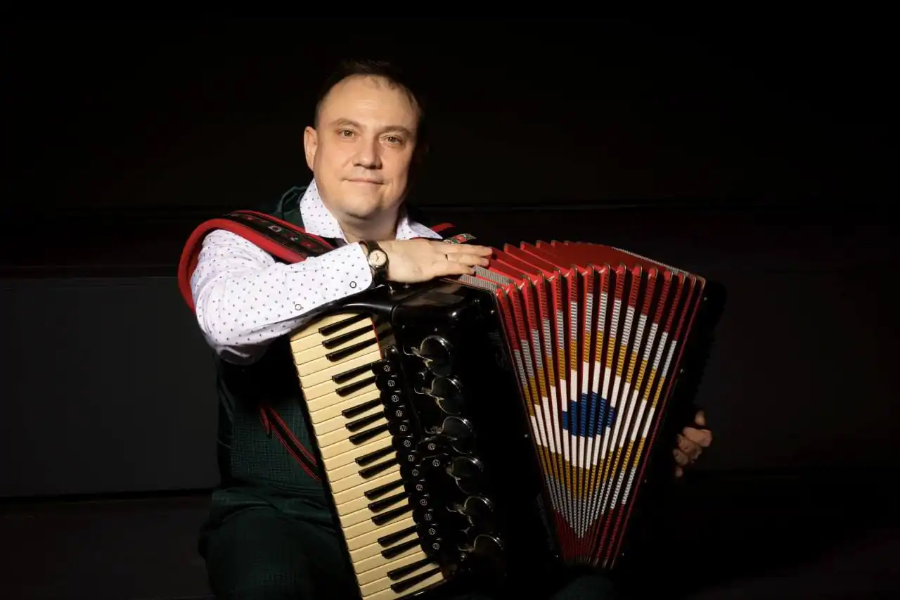 Услуги поющего аккордеониста и ведущего для праздников