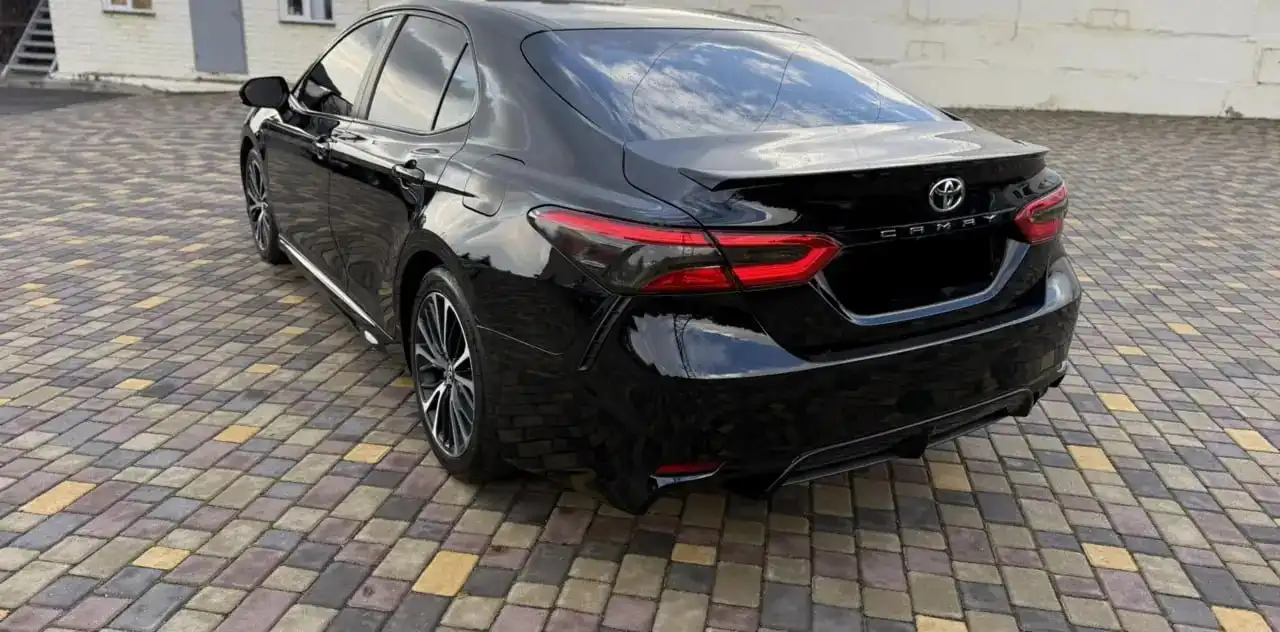 Чёрная Камри 2017 года