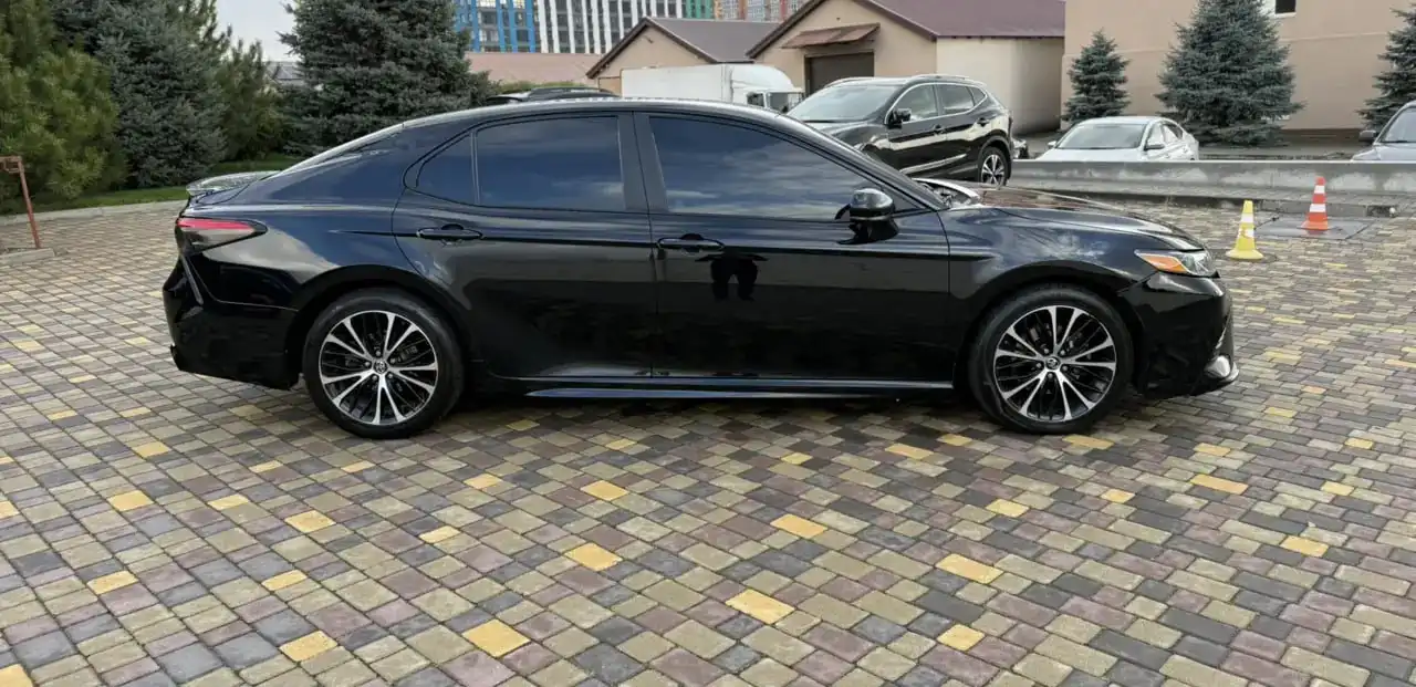 Чёрная Камри 2017 года
