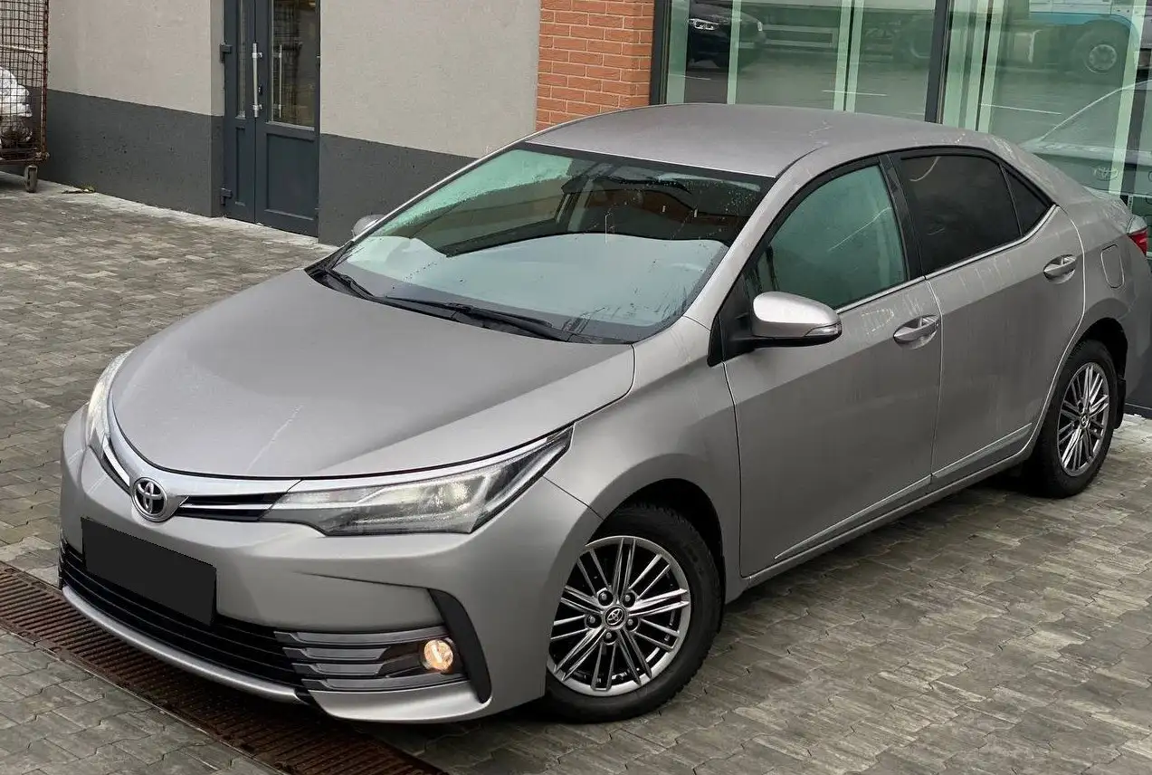 Toyota Corolla 2017 года, серый металлик, автомат - Авто в Махачкала