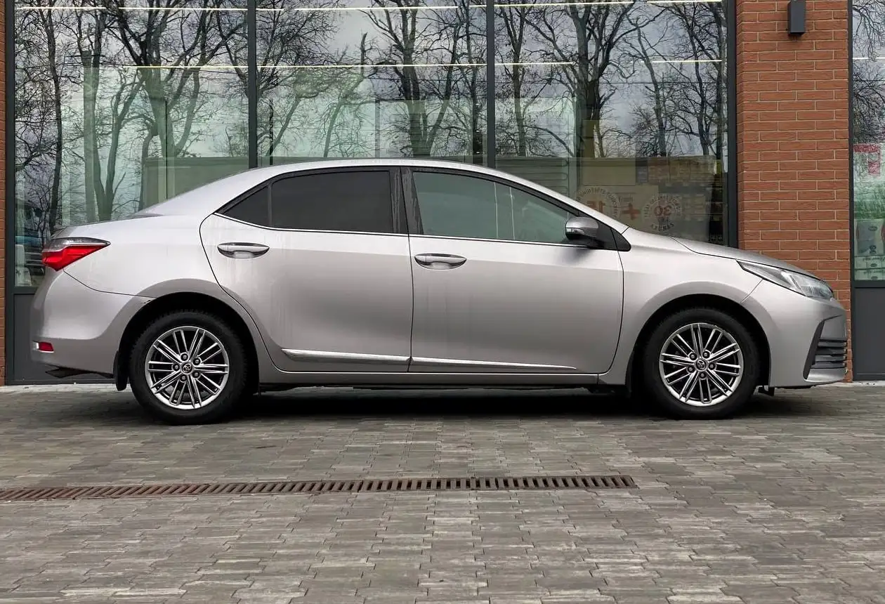 Toyota Corolla 2017 года, серый металлик, автомат - Авто в Махачкала