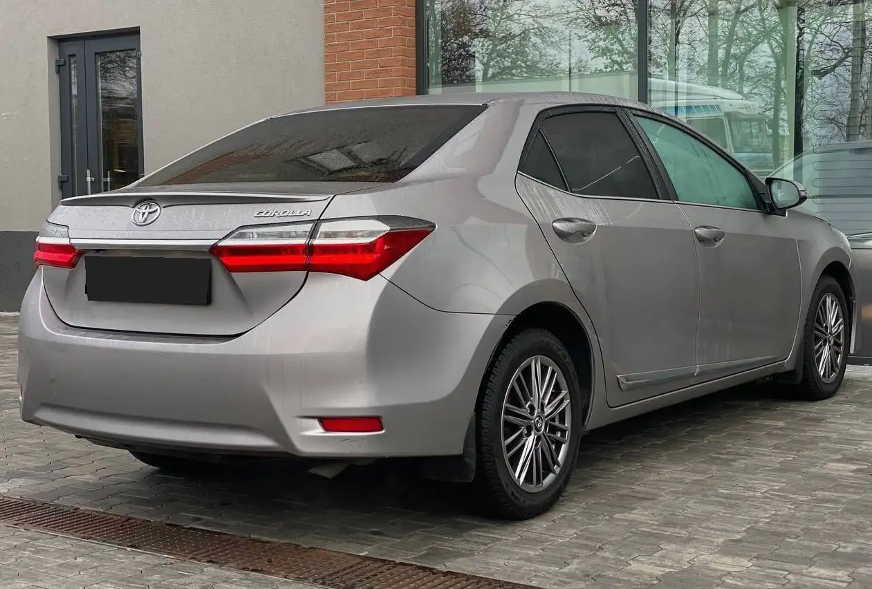 Toyota Corolla 2017 года, серый металлик, автомат - Авто в Махачкала