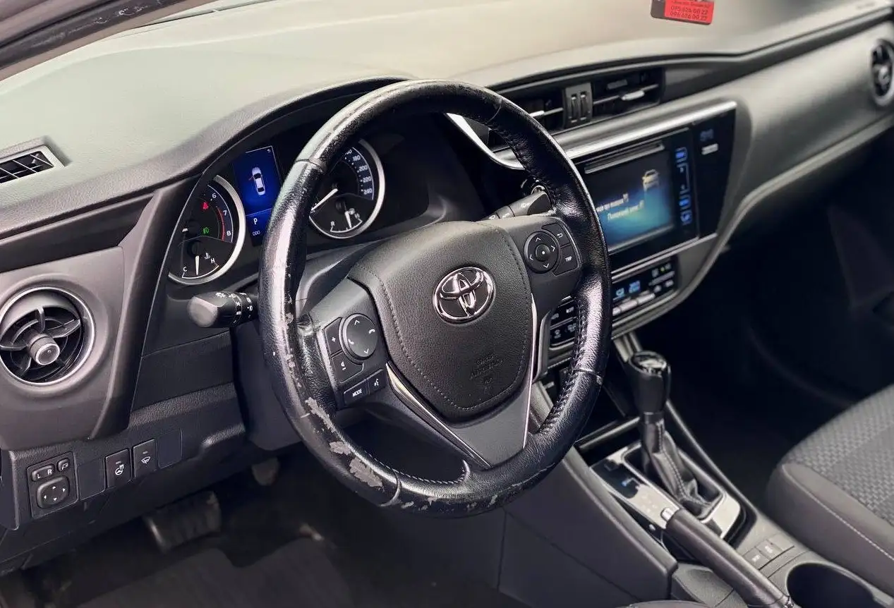 Toyota Corolla 2017 года, серый металлик, автомат - Авто в Махачкала