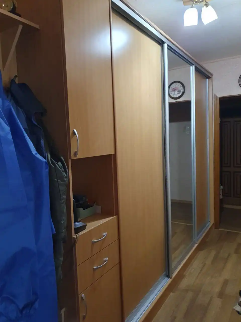 Продажа шкафа купе с зеркальной дверцей