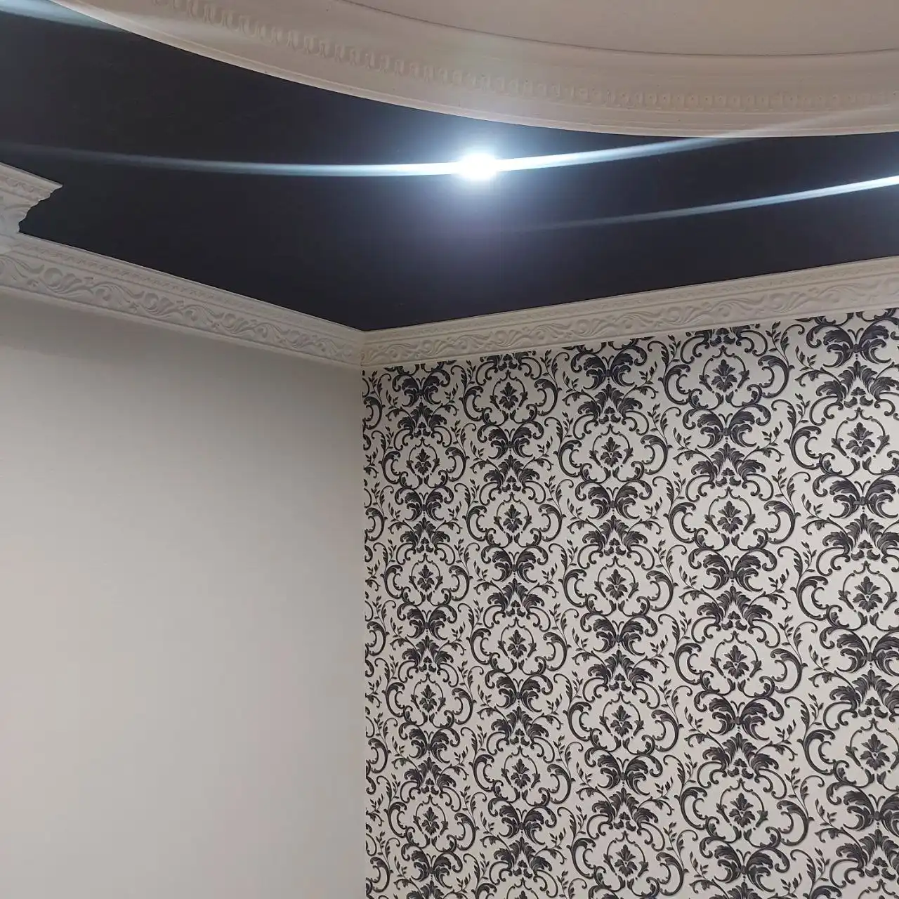 Услуги поклейки обоев и установки багетов