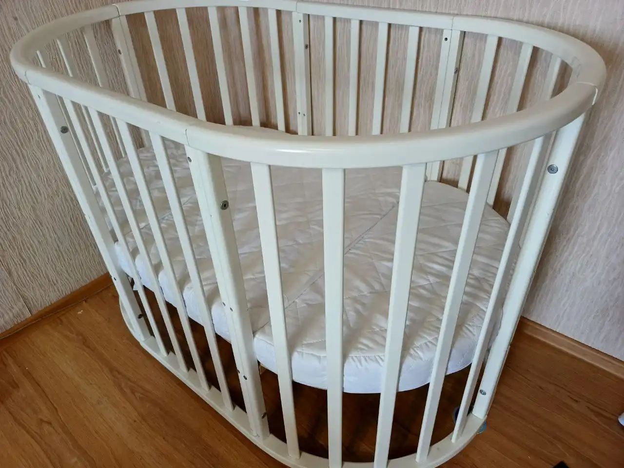 Продам трансформирующуюся детскую кроватку с матрасом и подарком - Детская мебель (Товары для детей) в Ростов-на-Дону