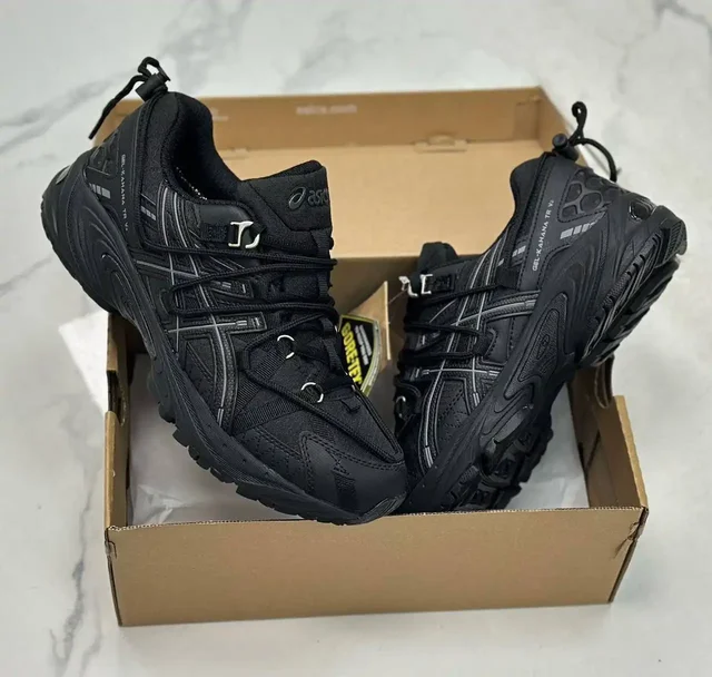 Продам зимние кроссовки и петарды - Одежда в Чебоксары