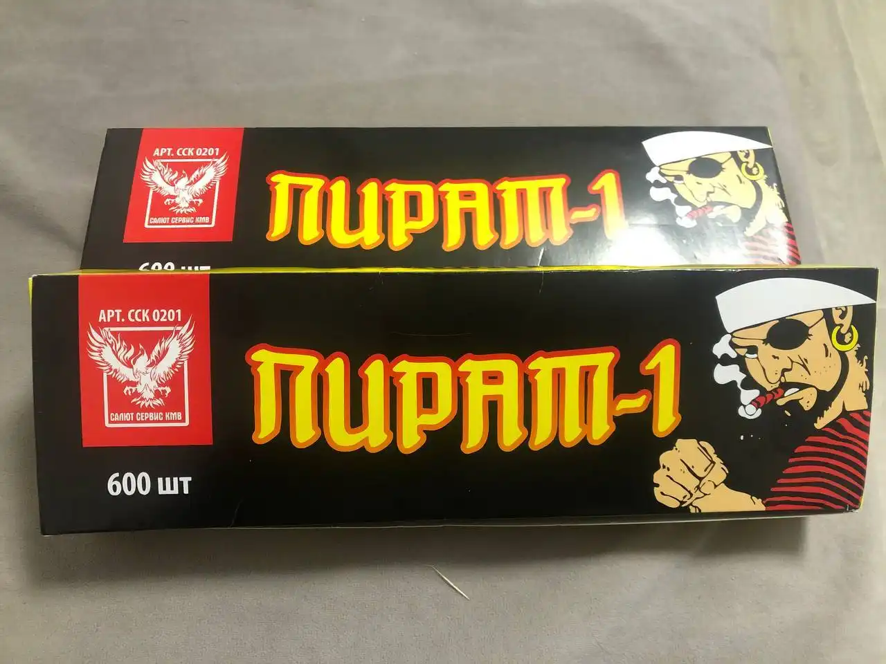 Продам зимние кроссовки и петарды