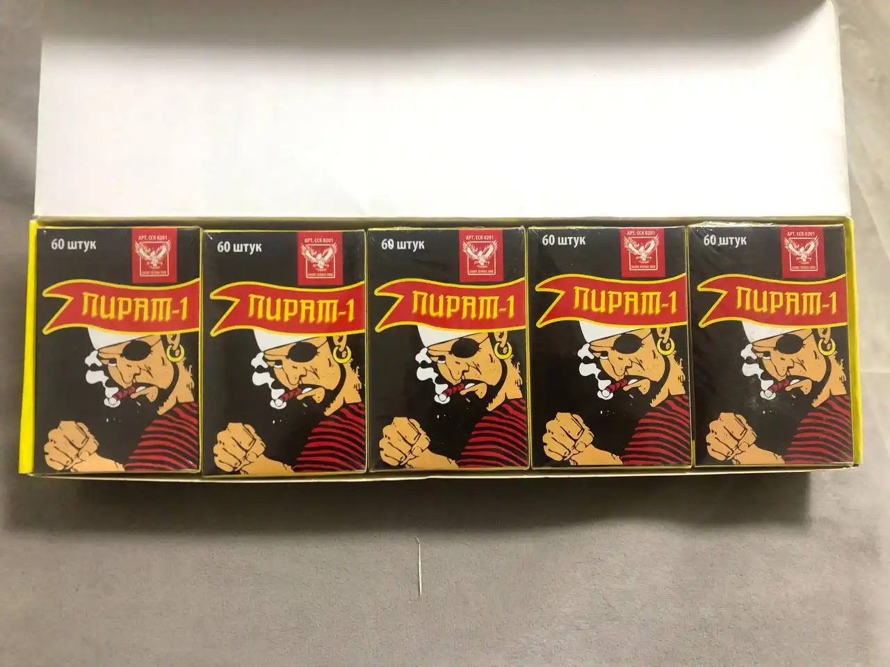 Продам зимние кроссовки и петарды