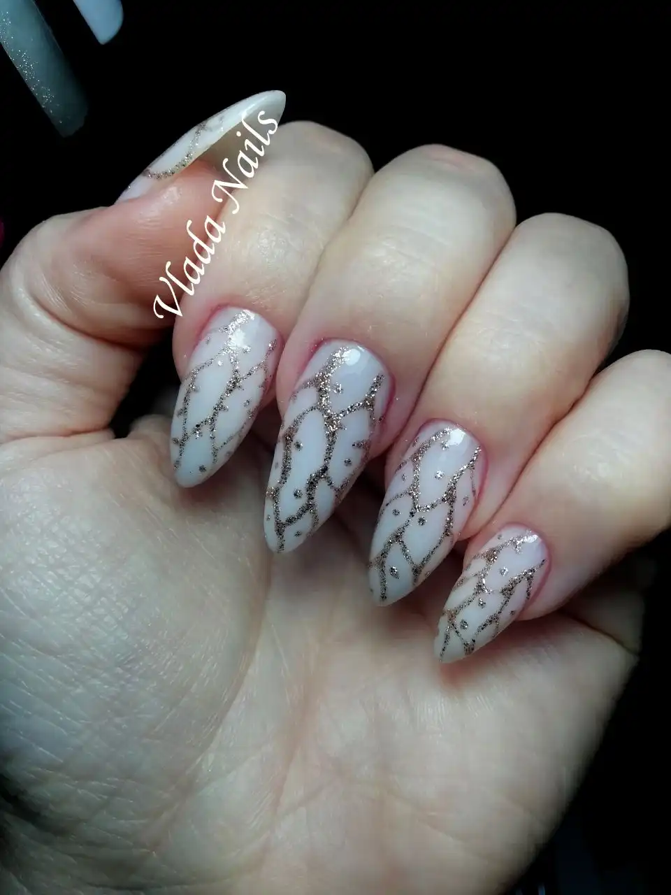 Запись на маникюр с укреплением и покрытием