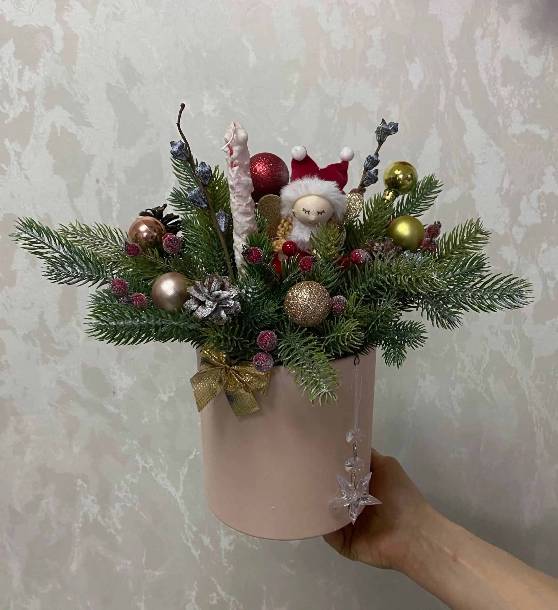 Новогодний венок с эвкалиптом и шишками