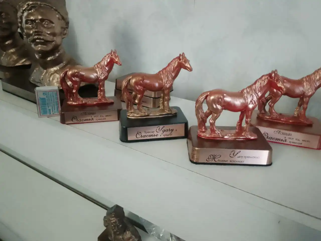 Продажа сувенирных гипсовых бюстов известных личностей