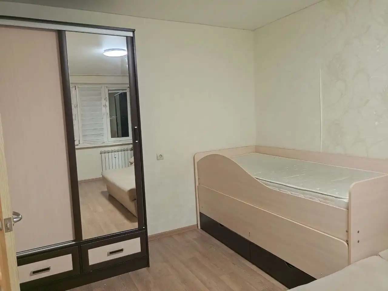 Двухъярусная кровать с матрасами