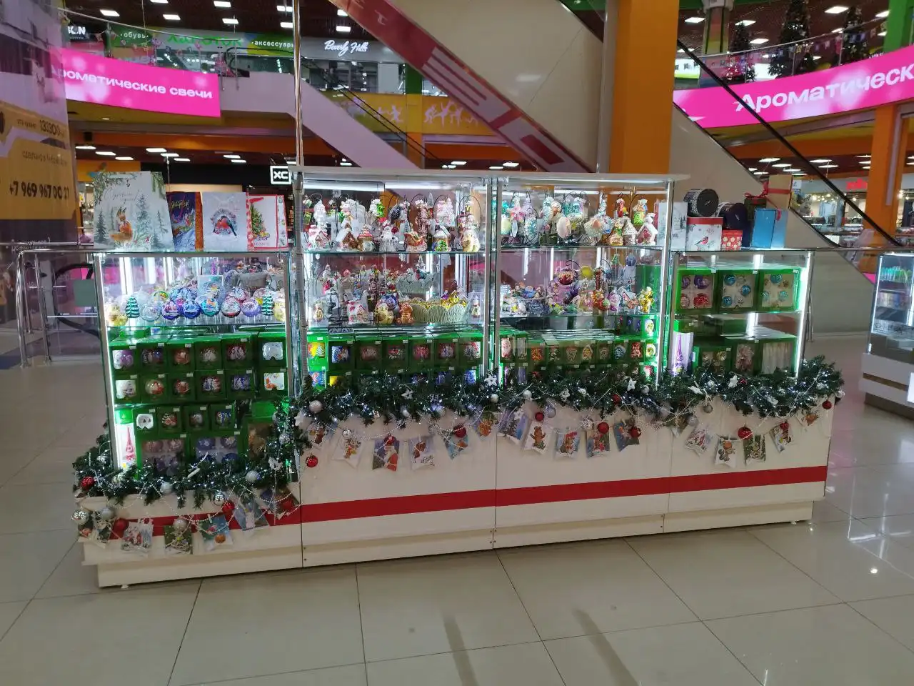 Ёлочные игрушки из стекла и ваты в ТЦ Мадагаскар
