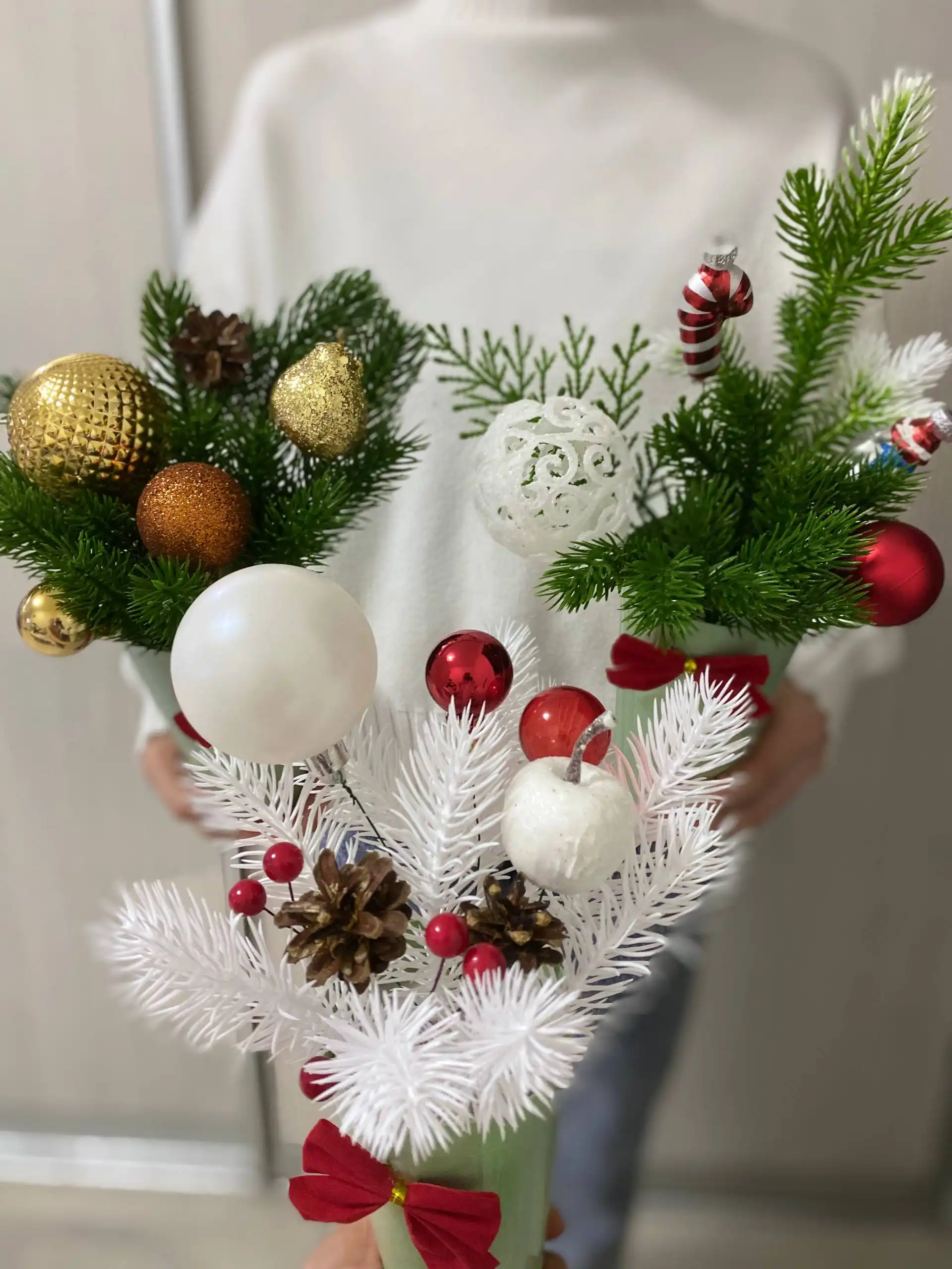 Композиции из живых веток ели