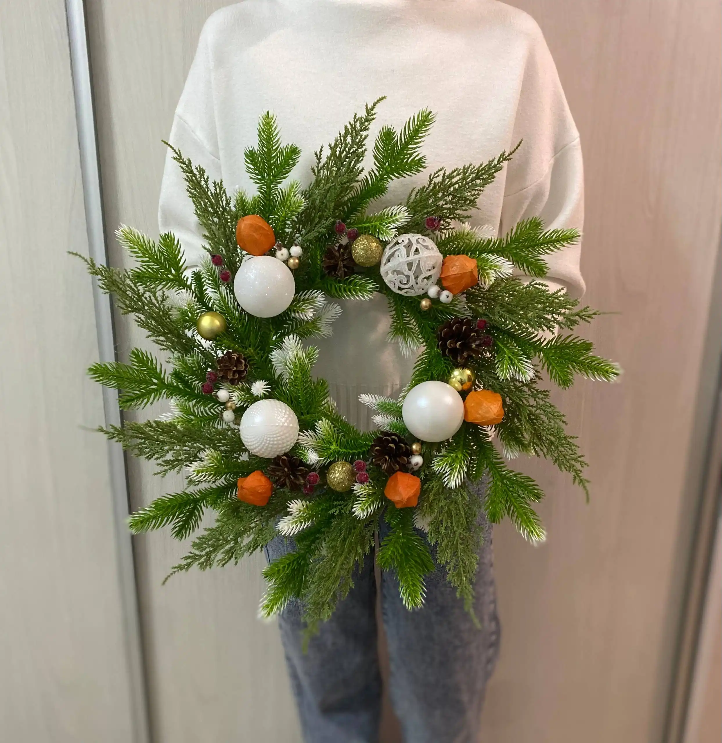 Композиции из живых веток ели