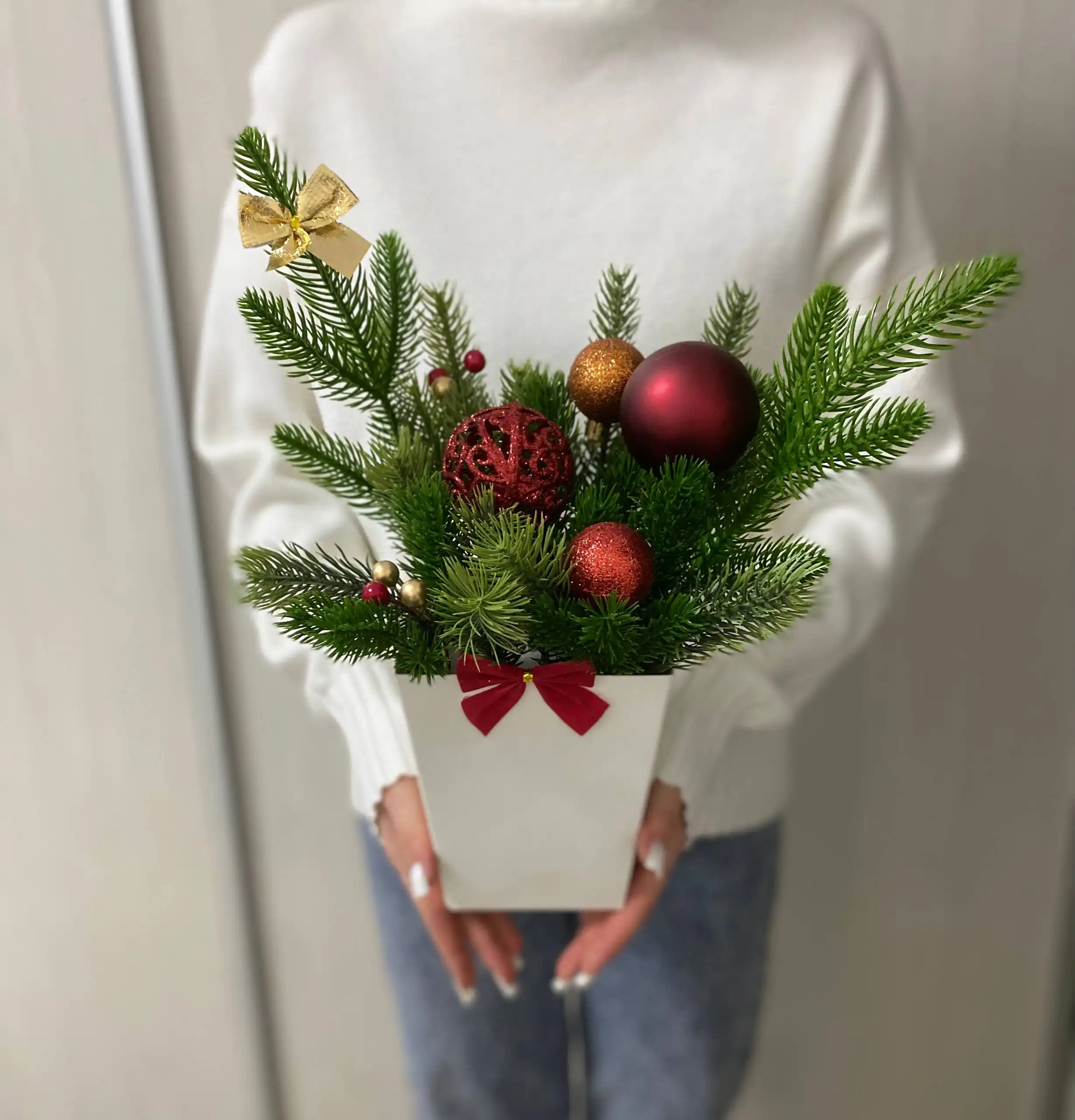 Новогодние композиции и венки из искусственных и живых веток