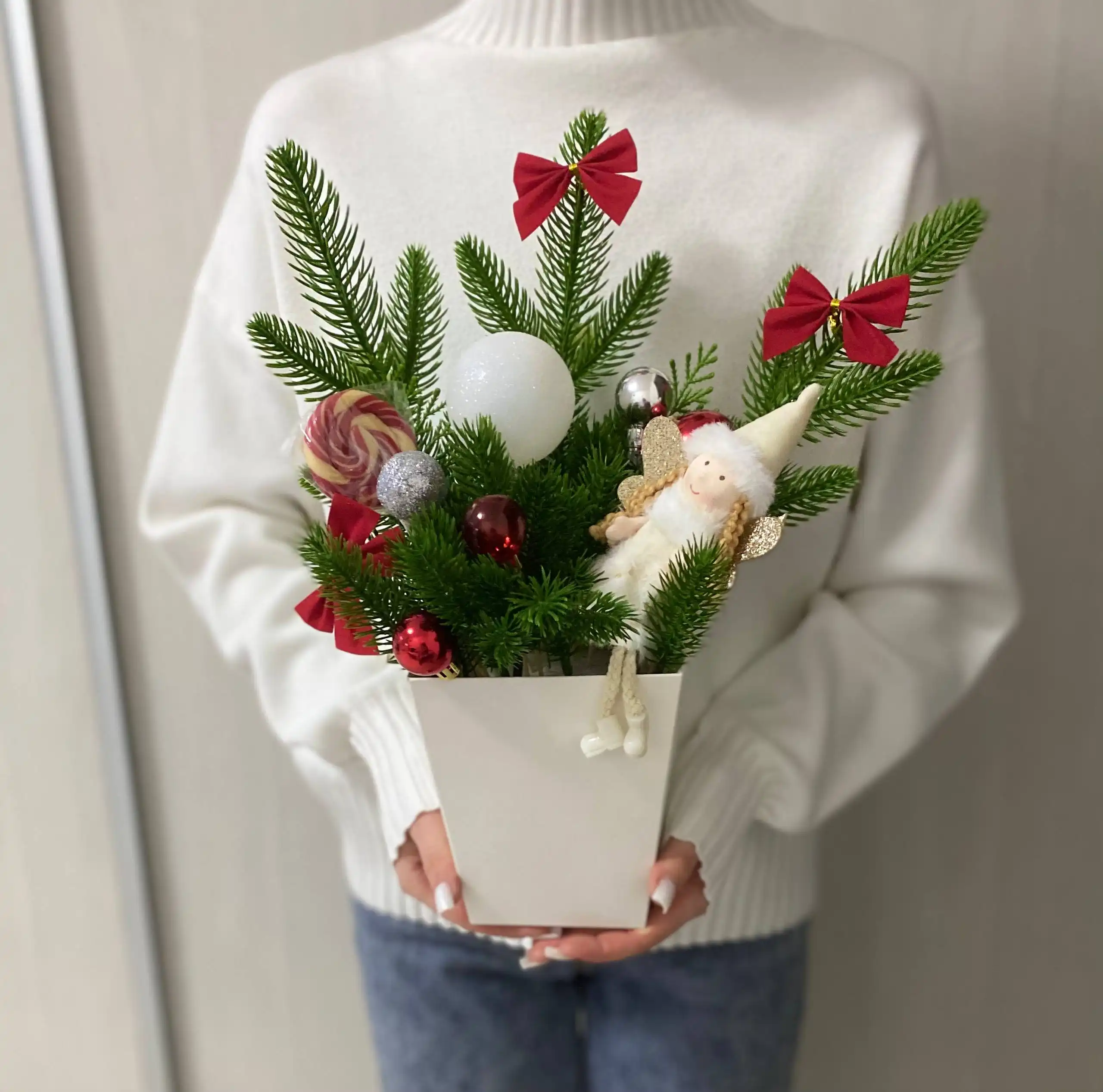 Новогодние композиции и венки из искусственных и живых веток