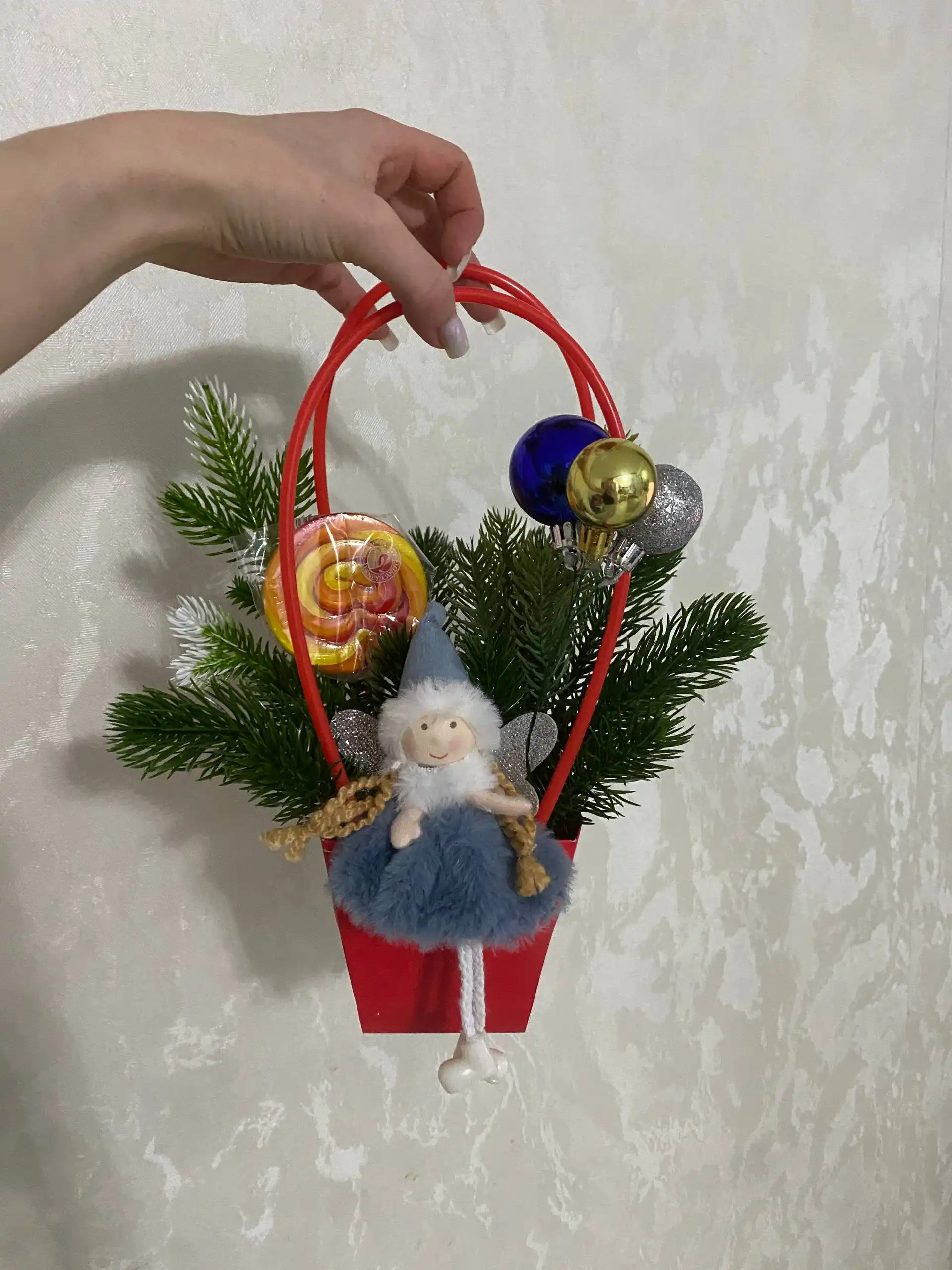 Новогодние композиции и венки из искусственных и живых веток