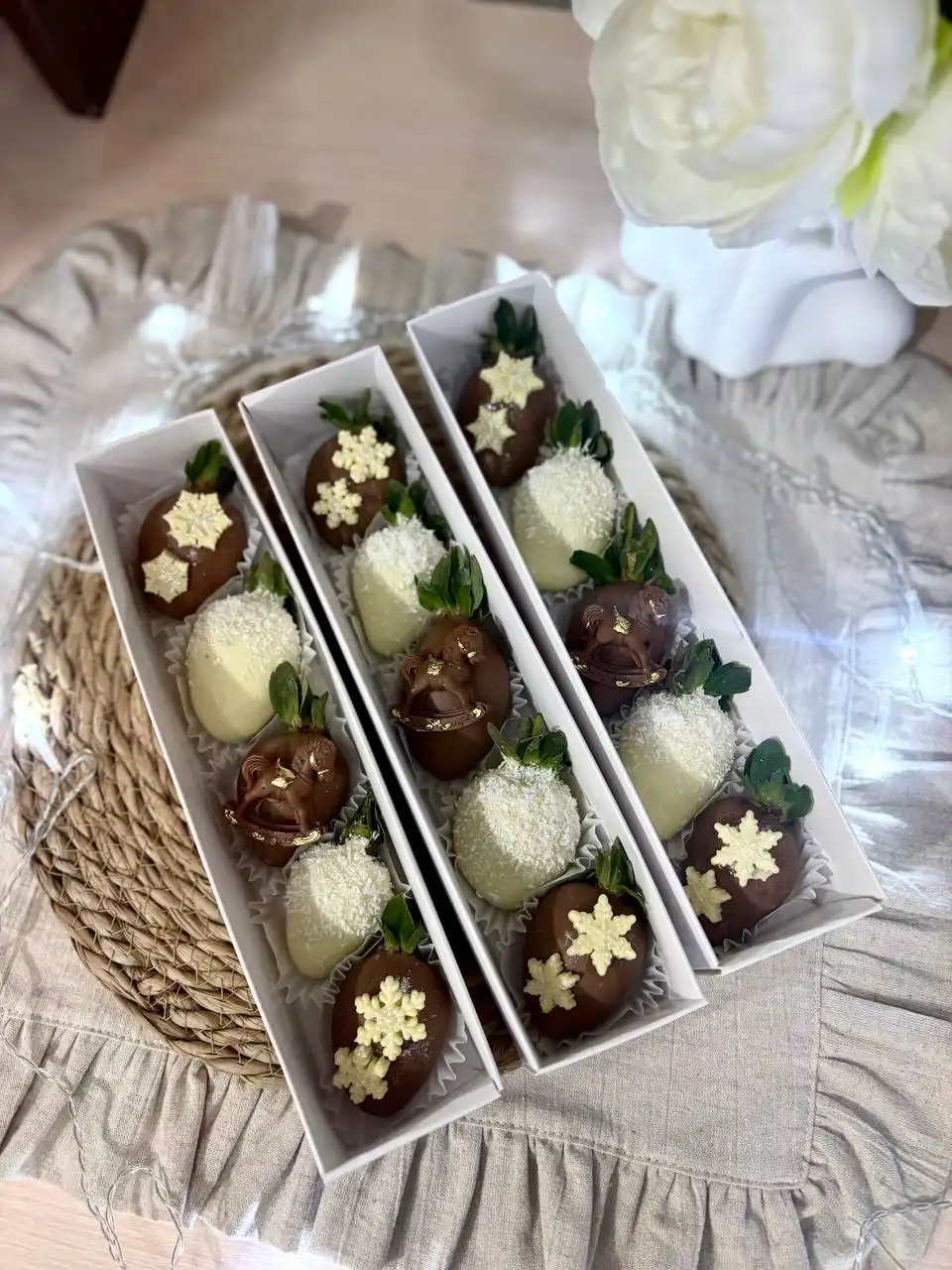 Наборы клубники в шоколаде для новогоднего подарка