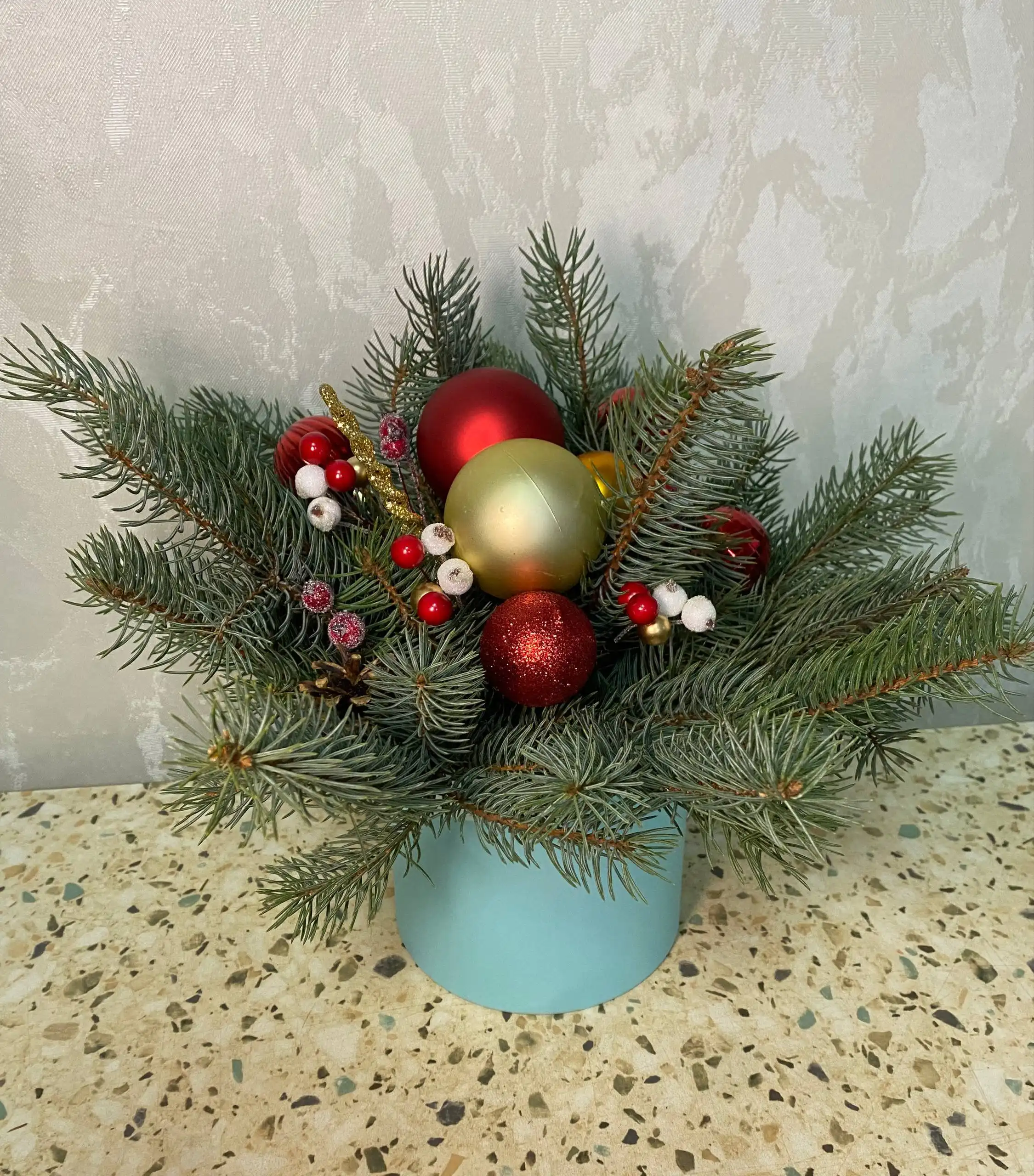 Композиции из живой и искусственной ели