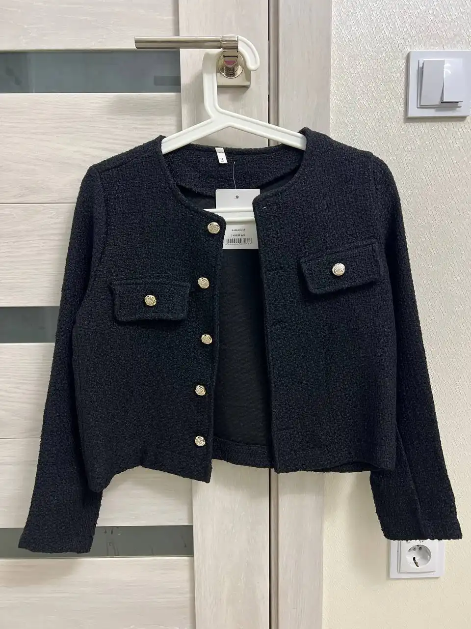 Черный пиджак с пуговицами