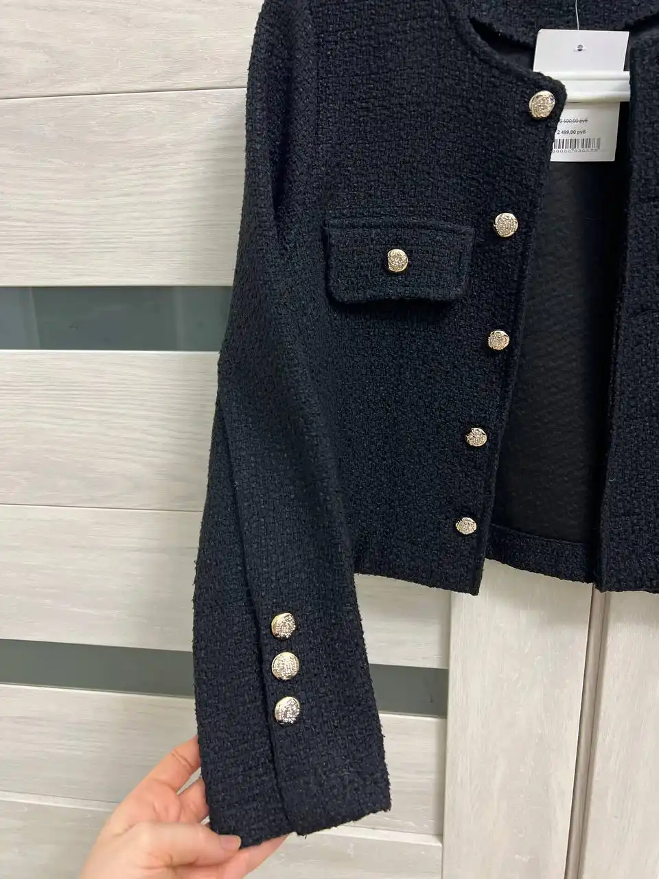 Черный пиджак с пуговицами