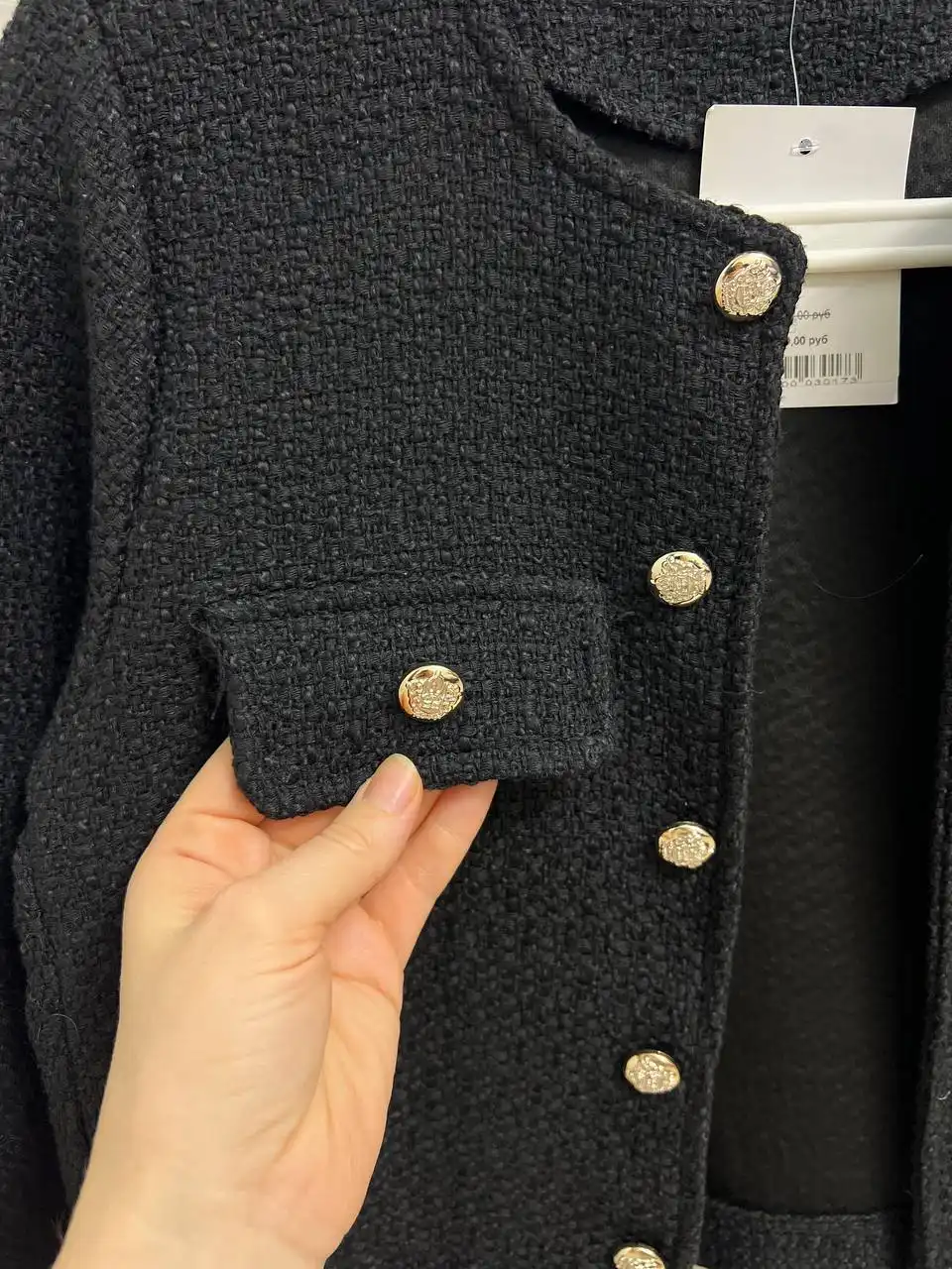 Черный пиджак с пуговицами